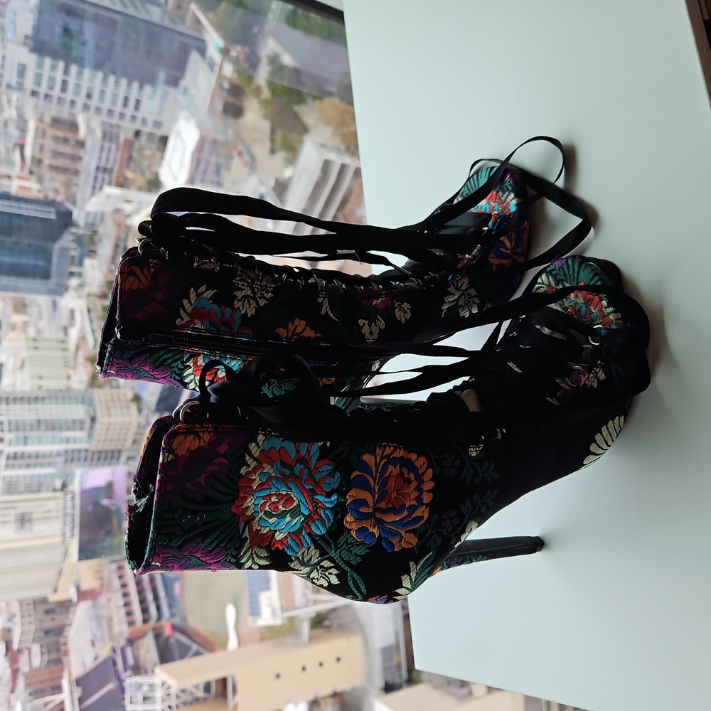 Steve Madden Fuego Irredecent GORGEOUS Floral lace up,  Peep Toe Boots.Size 7.5
